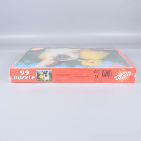 Baksida av pusselask med text och motivet i bakgrunden