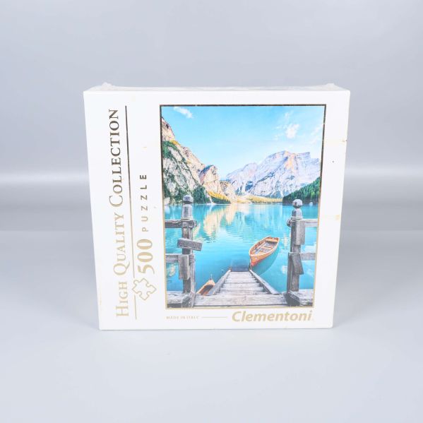 Pussellåda med motiv av en roddbåt vid sjö och berg