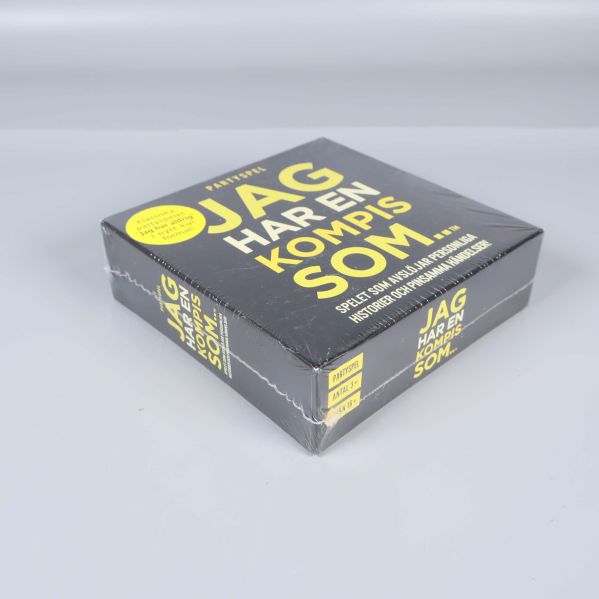 Svart och gul spelbox sedd från sidan