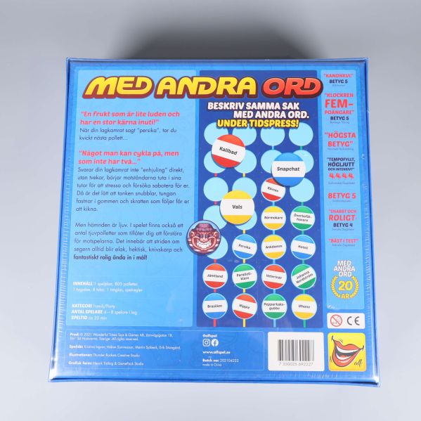 Baksida av spelkartongen Med Andra Ord med spelbeskrivning