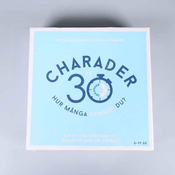 Framsida av blå charadspelask med stor logotyp