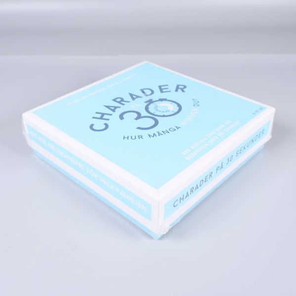 Snett perspektiv av charadspelasken mot ljus bakgrund