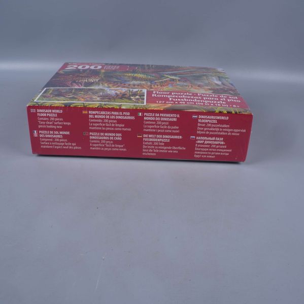 Nederkant av asken med information på flera språk