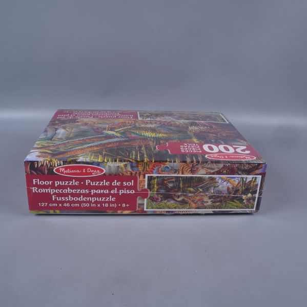 Sidan av asken med produktbeskrivning på fyra språk