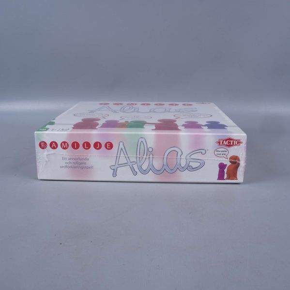 Familje Alias spelkartong fotograferad från framsidan lågt perspektiv