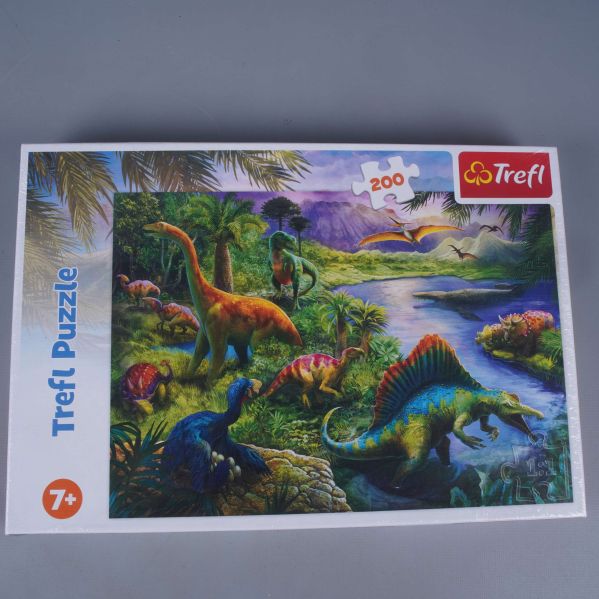 Framsidan av Trefl pussel med färgglada dinosaurier