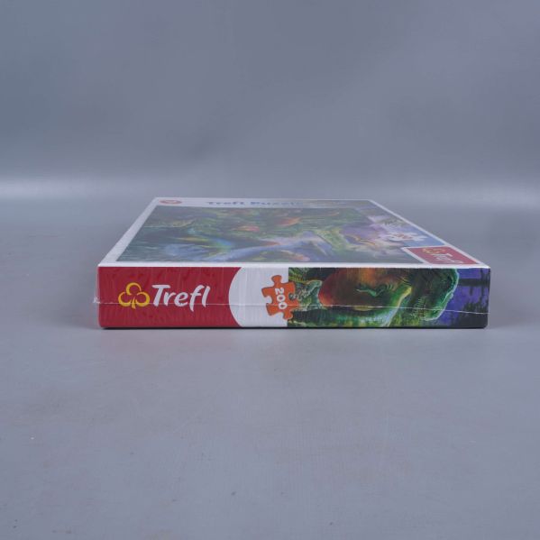 Kort sida på Trefl pussel med logo och bitantal