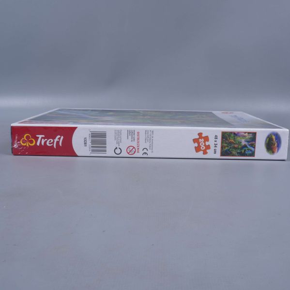 Sida på Trefl pussellåda med streckkod och varningstext