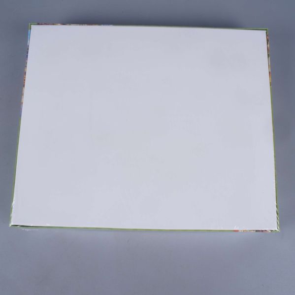 Baksidan av pusselasken i vitt