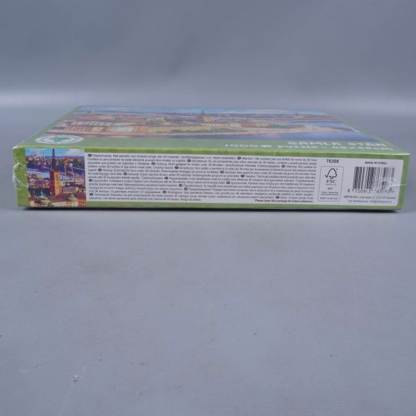 Närbild på text och streckkod på askens kant