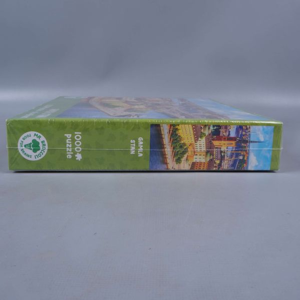 Sida av pusselask med motiv och text