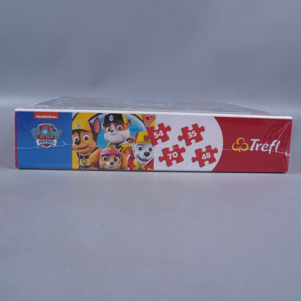 Sida av låda med bitantal och Paw Patrol figurer