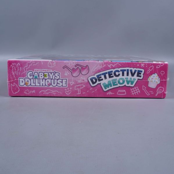 Sidovy av Detective Meow spelbox med logotyp