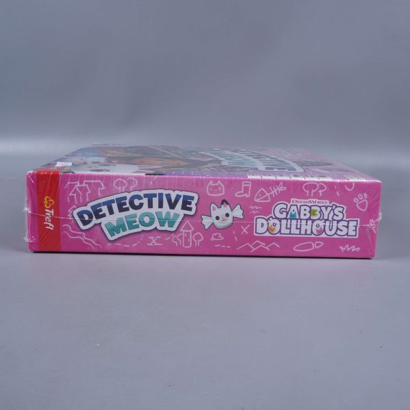 Sidovy av spelboxen med Gabby's Dollhouse och katt