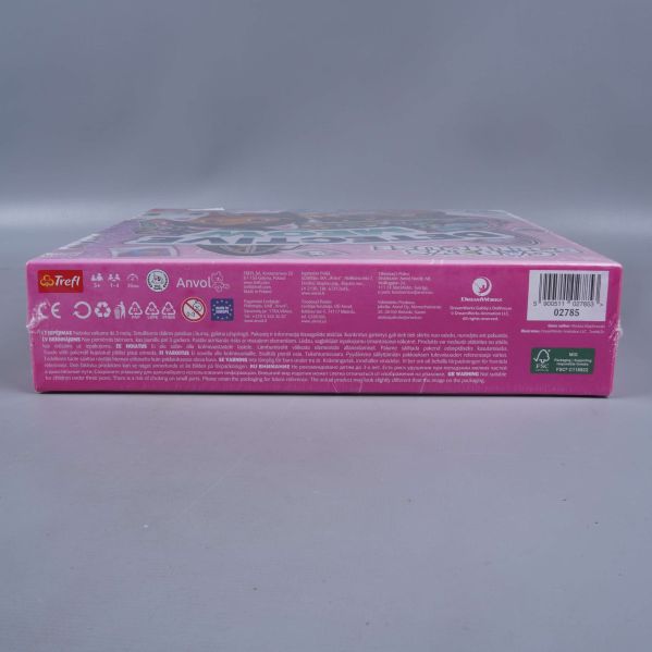 Undersida av Gabby's Dollhouse Detective Meow spelbox med symboler och text