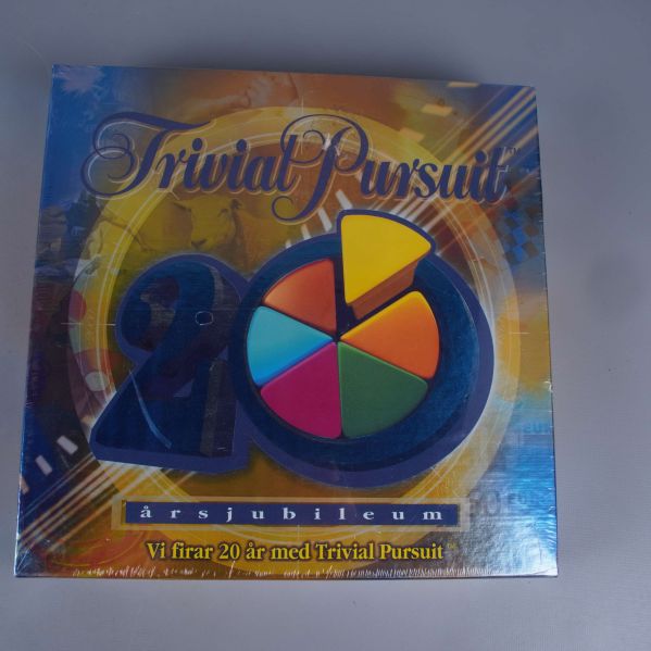 Framsida på Trivial Pursuit 20 års jubileum med färgglatt motiv