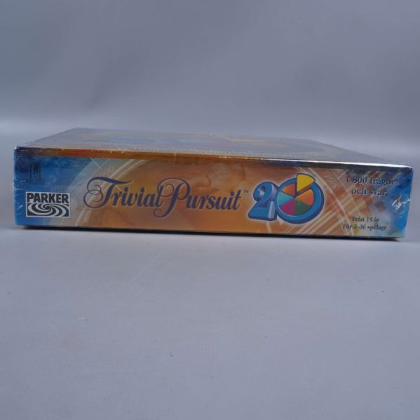 Sida av spelasken med Parker logga och jubileumsdesign