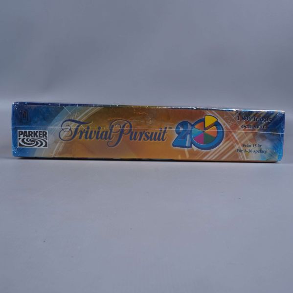 Sidoetikett av Trivial Pursuit 20 års jubileum med logga och mönster