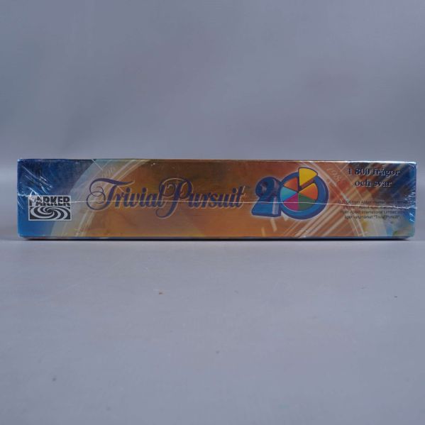 Långsida på ask med Parker logotyp och jubileumsgrafik