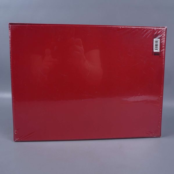 Baksida av röd pusselbox utan text eller bilder