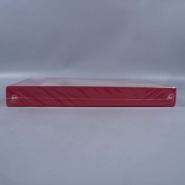 Nedre långsidan av röd pusselbox, försluten