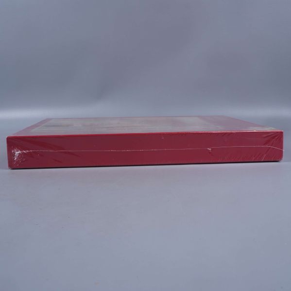 Andra långsidan på röd pusselbox, visar förpackningen