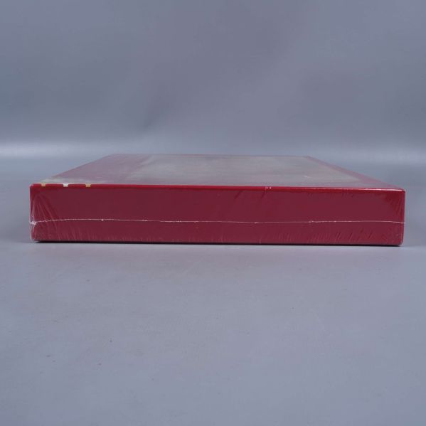 Andra kortsidan av röd pusselbox, stängd och ren