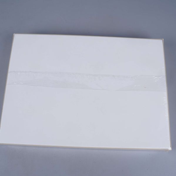 Baksidan av pusselasken i beige utan tryck