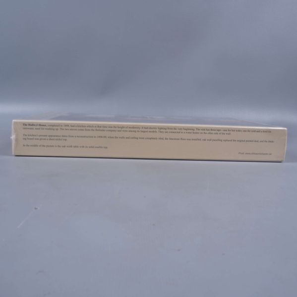 Långsida med detaljinformation och instruktioner på pusselask