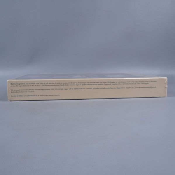 Långsida med instruktion på flera språk på pusselask