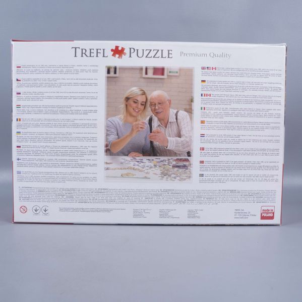 Baksidan av Trefl pussel med information och foto på personer