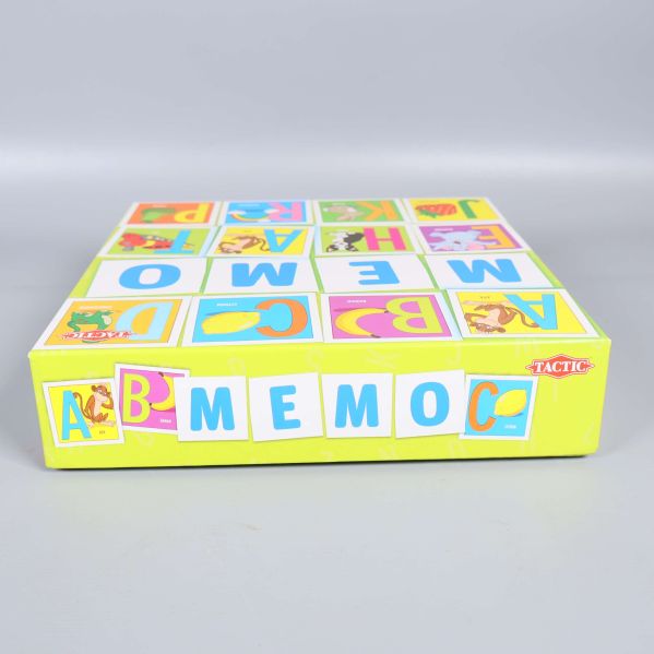 Sidan av ask med bokstäver och motiv från spelet