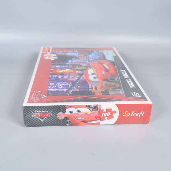 Närbild på sidan av Cars Trefl pussel