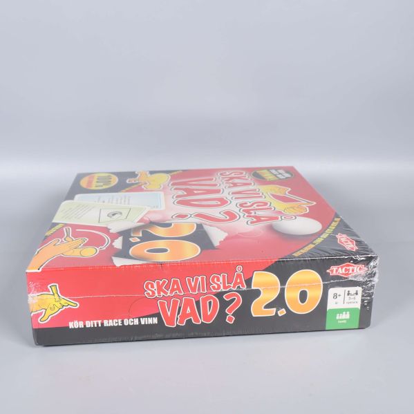 Spelets långsida med titel och partyillustration