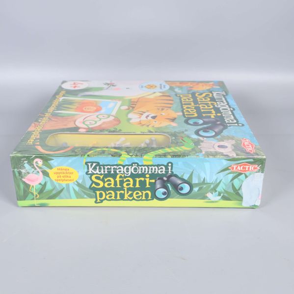 Kartongsida med spelets titel och flamingomotiv syns tydligt