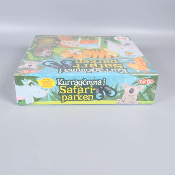 Sällskapsspelets kartongsida med blå bakgrund och koala