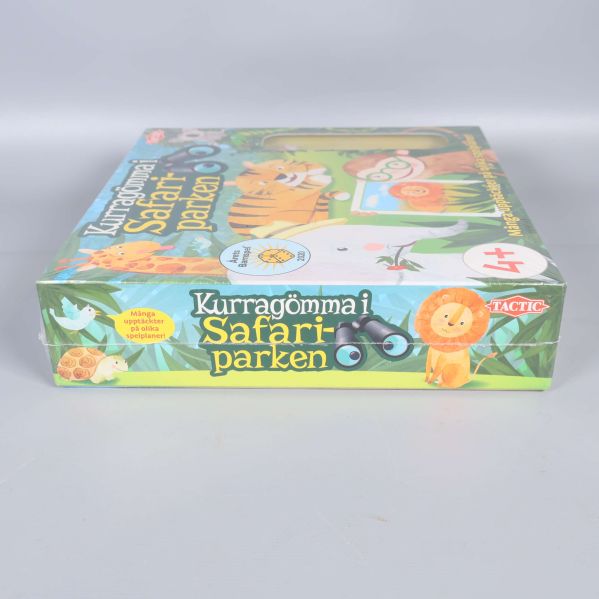 Sidovy på spelkartongen med lejon och logga