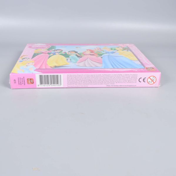 Nedre sidan av kartongen med streckkod och CE-märke