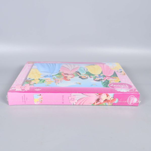 Andra långsidan av pusselkartong med motiv och logotyp