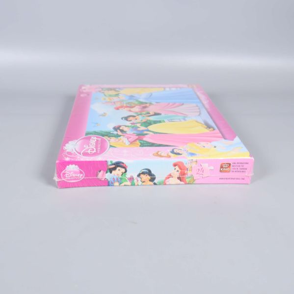 Kortändan av pussellådan med logotyp och motiv