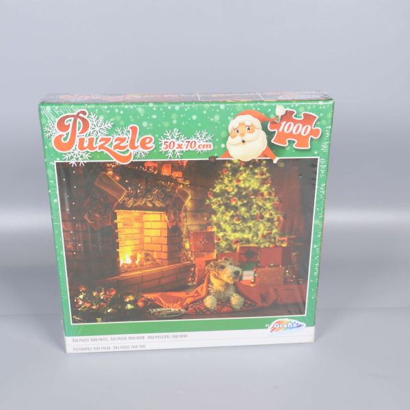 Julpussel med brasa, gran och paket 1000 bitar på framsidan av kartongen