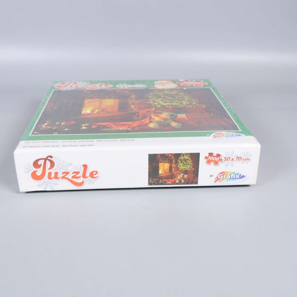 Sida av kartongen för julpusslet med motiv och logotyp