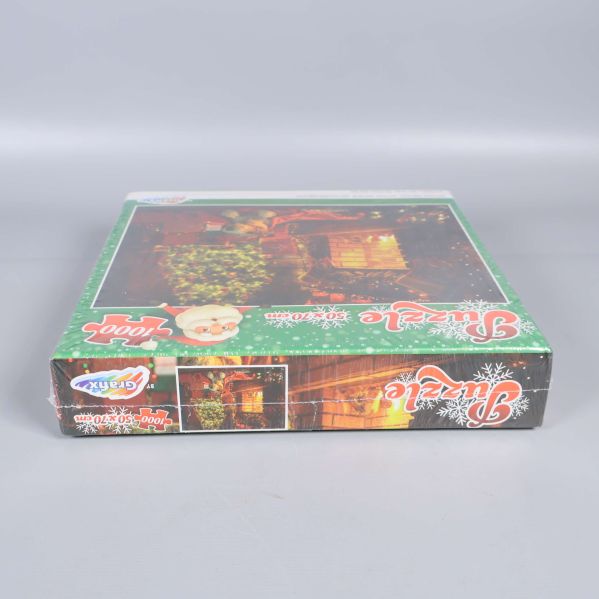 Undersidan av julpusslets kartong med motivdetaljer