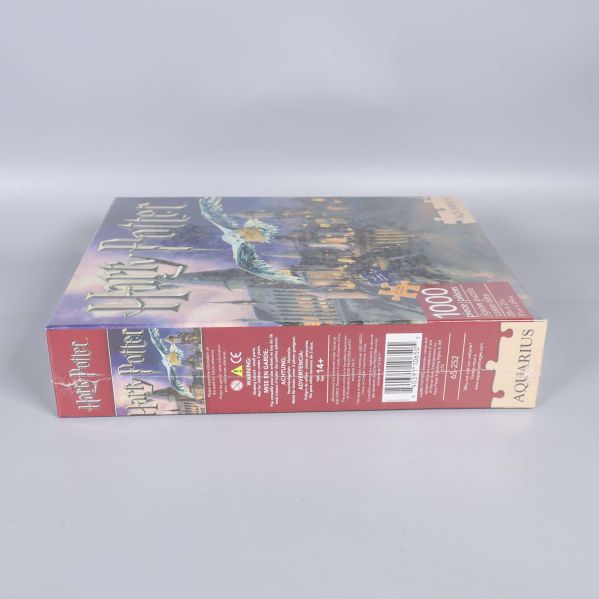 Sidovy av Harry Potter pusselbox med varningssymbol och streckkod