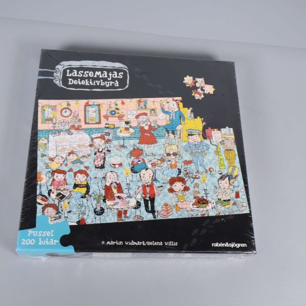 Framsidan av Lassemajas Detektivbyrå pussel med färgglad illustration