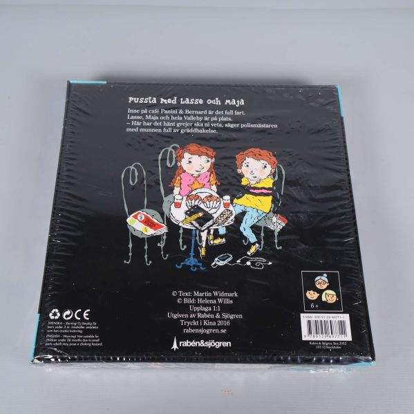 Baksidan av pusselasken med illustration på Lasse och Maja