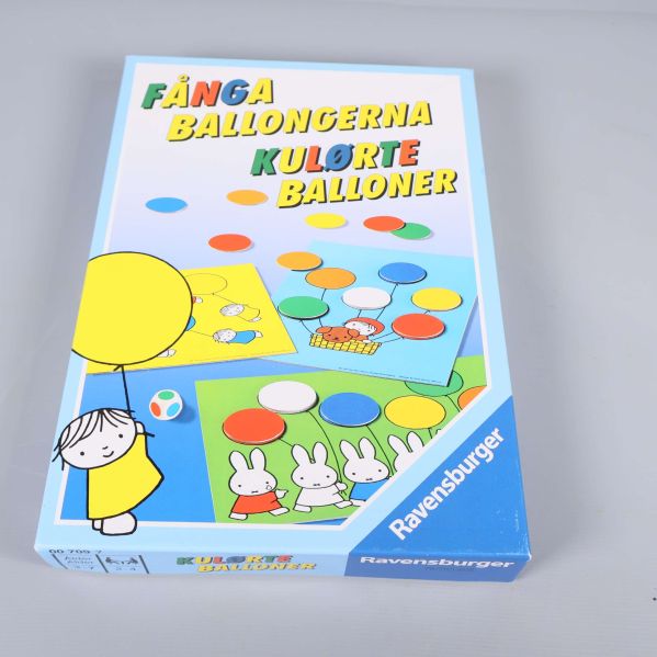 Framsida av Fånga Ballongerna från Ravensburger med färgglada ballonger