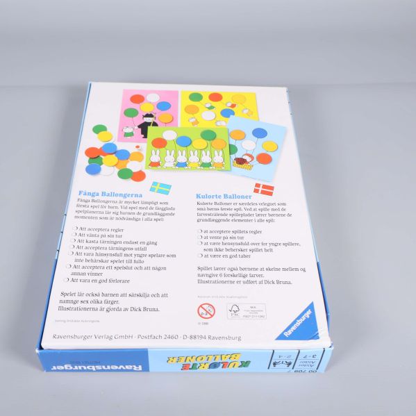 Baksida på spelasken med instruktioner och spelmaterial