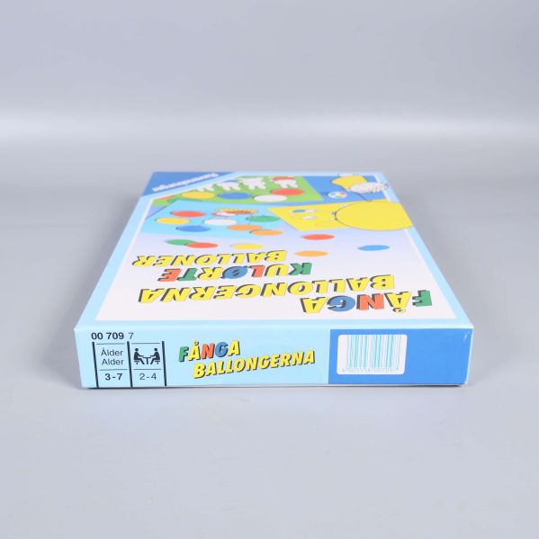 Sida av spelask med ålder och spelare samt spelets titel