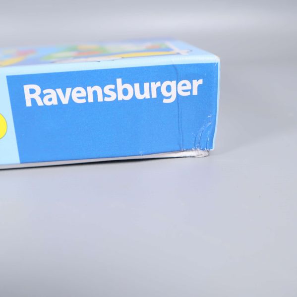 Närbild på hörn med Ravensburger-logotyp och lätt slitage